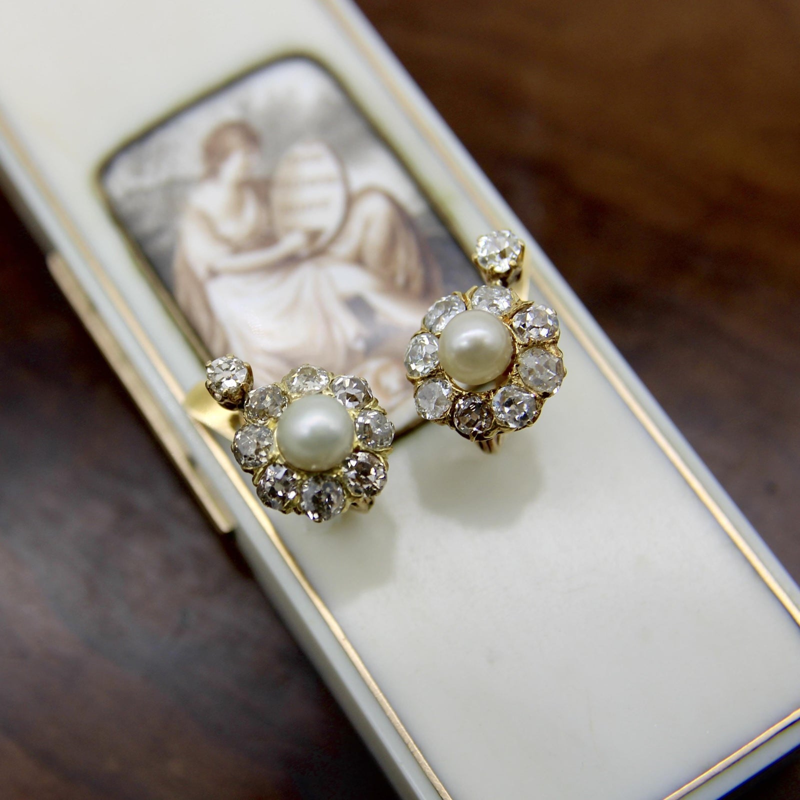 14K or Jaune Battant au Vent Cupidon Boucles D'Oreilles Vis Arrière